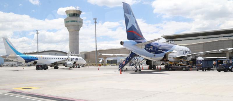 El aeropuerto internacional  Mariscal Sucre tiene vuelos  directos a ciudades de Estados Unidos, México, Panamá, El Salvador, Colombia, Perú, Brasil, España y