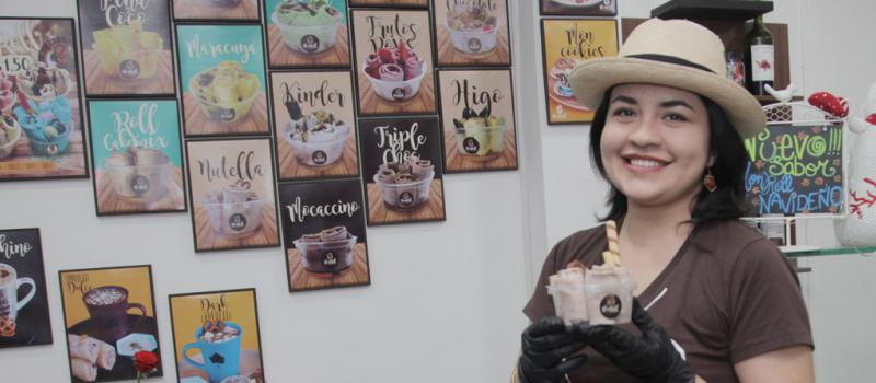 Carolina Masson Bedón es la propietaria de la marca de helados  en forma de rollo MonRoll, ubicado en Santo Domingo de los Tsáchilas. Foto:  Juan Carlos Pérez para LÍDERES