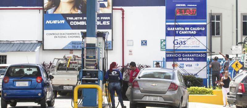 El año pasado se produjo un incremento en el precio de los combustibles luego de más de una década. El INEC considera prematuro hablar de impacto por la medida adoptada. Foto: Archivo / LÍDERES