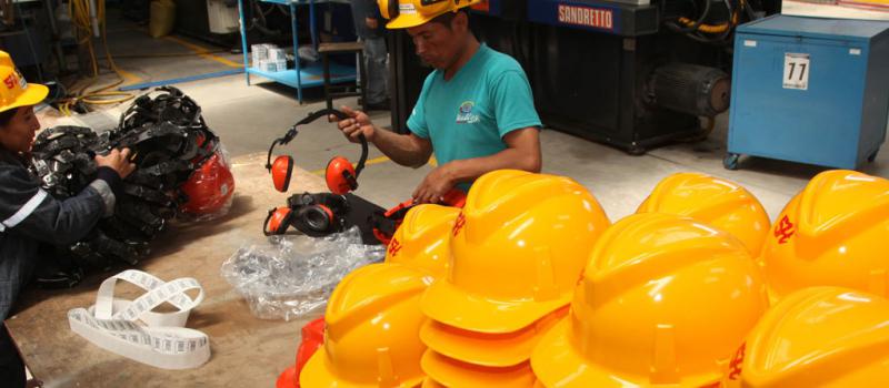 En la empresa Halley Corporación trabajan 69 personas. Esta produce cascos para la minería, forestal y la industria metalmecánica.