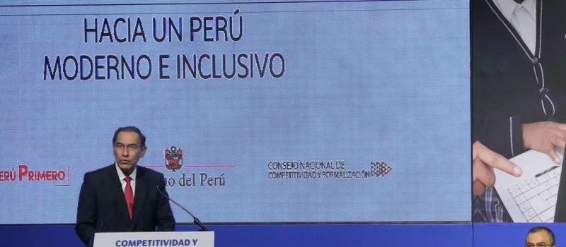 El presidente de Perú, Martín Vizcarra participó en la inauguración del Foro "Competitividad y productividad hacia un Perú moderno e inclusivo" en el Centro de Convenciones de Lima (Perú). Foto: EFE