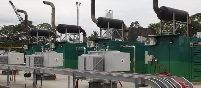 El campo Sacha cuenta, actualmente, con tres generadores de energía eléctrica que funcionan con gas asociado. Estos equipos se encuentran dentro de unos contenedores verdes.