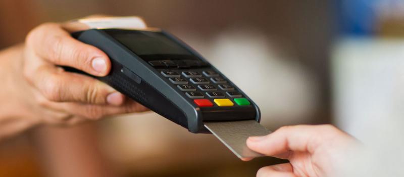 El uso de tarjeta de crédito debe limitarse a gastos emergentes, según los expertos en finanzas personales. Foto: Ingimage