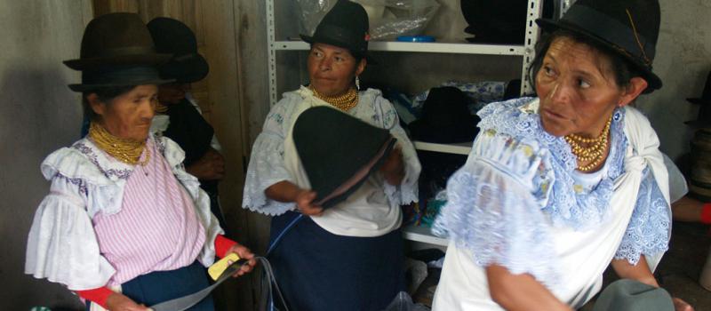 Las artesanas muestran los sombreros hechos con sus manos. Las comercialización se realiza en ferias populares. Foto: José Luis Rosales / LÍDERES