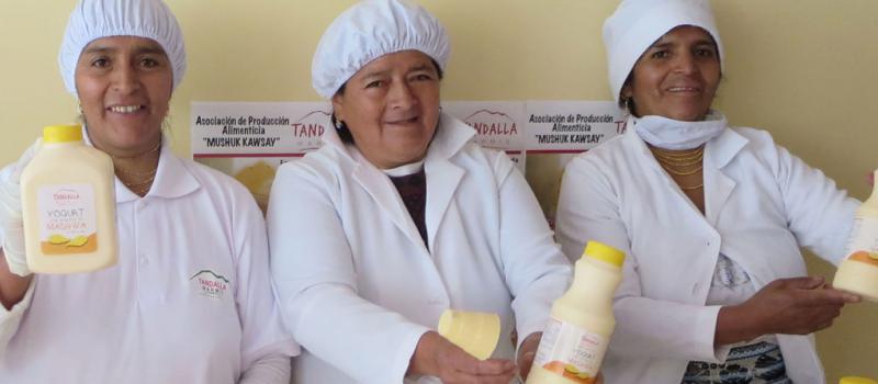 Las socias del emprendimiento se turnan para elaborar el yogurt. Foto: Cristina Márquez / LÍDERES