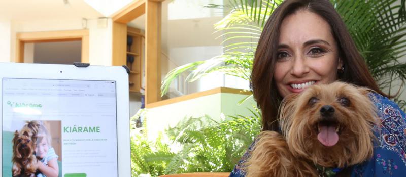 María Susana Benítez, cofundadora de Kiárame, junto a su perra Kiara, quien fue inspiración para el negocio. Foto: Vicente Costales / LÍDERES