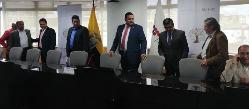 El Consejo Nacional de Trabajo y Salarios anunció los primeros acuerdos el pasado 15 de mayo. Andrés Madero (centro), ministro de Trabajo, preside el órgano.