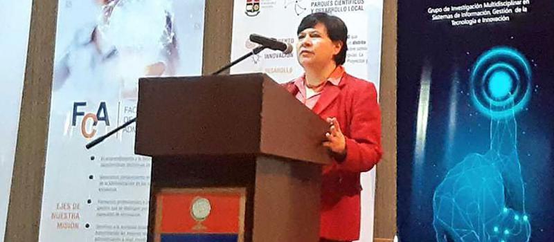La rectora de la EPN, Florinella Muñoz, inauguró el simposio Parques científicos y desarrollo local.