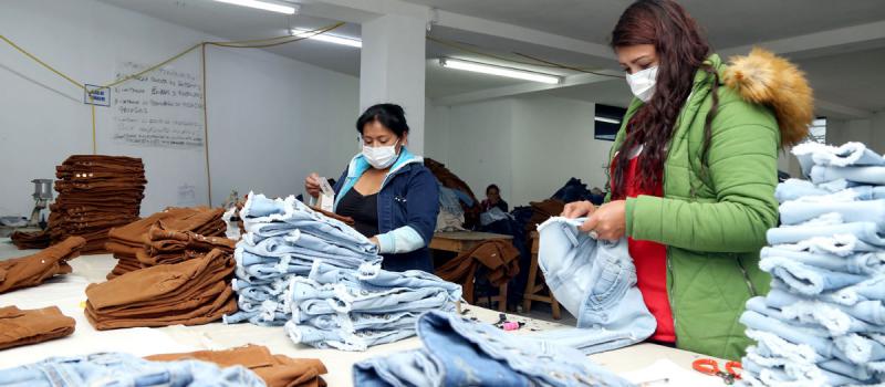 El control de calidad es uno de los puntos importantes en la fabricación de la ropa de Jean Up en Ambato. 105 personas trabajan en esta firma. Foto:   Willian Tibán para LÍDERES