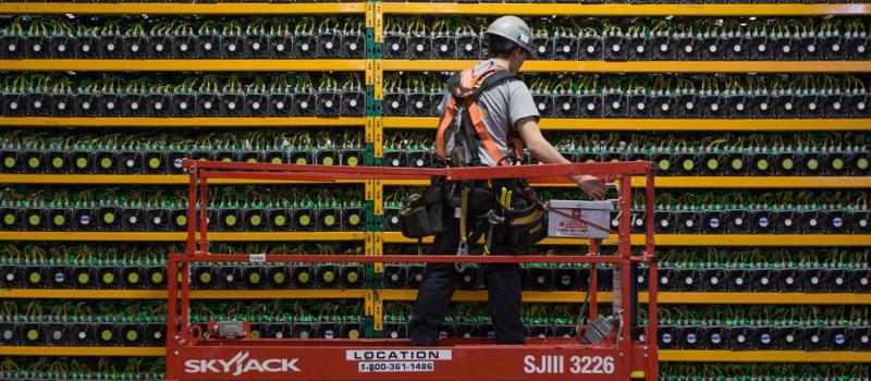 En esta foto de marzo del 2018 se observa un técnico que revisa una ‘bodega’ de bitcóin, en Canadá. Esta criptomoneda llegó a  cotizarse en USD 13 440 la semana pasada. Foto: AFP