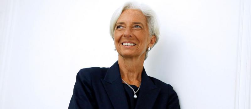 La directora del FMI, Christine Lagarde, posa al margen de una conferencia de prensa en la oficina de su abogado en París. Foto: AFP