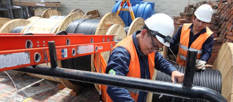 Dos operarios revisan una bobina de fibra óptica, en las instalaciones de Totaltek. La base de operaciones de la firma está en el norte de Quito. Fotos: Julio Estrella / LÍDERES