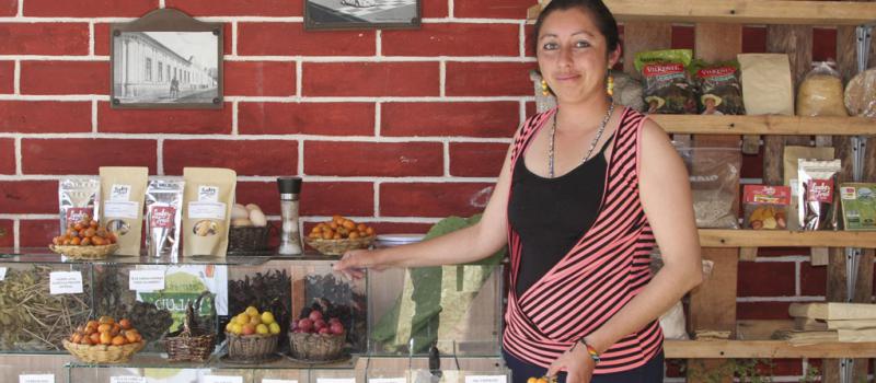 En Ibarra, Zulay Hernández abrió una tienda en el que expende productos de su finca y de otros compañeros