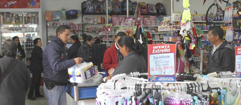 Durante las últimas dos semanas se ha visto gran afluencia de ecuatorianos en los centros comerciales y negocios del sur de Colombia.  Con ello se produce una salida de dólares. Foto: Archivo / LÍDERES