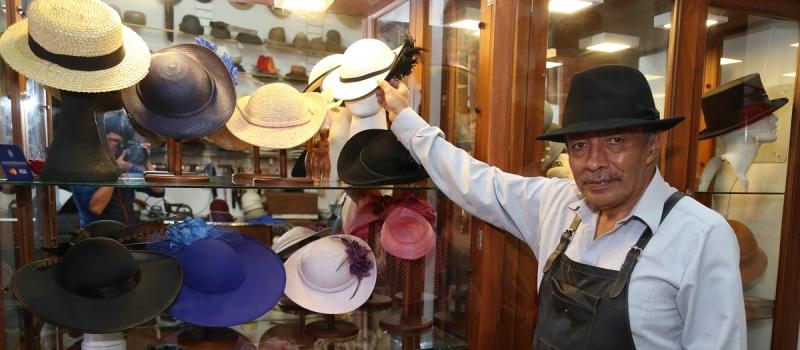 Luis López elabora sombreros artesanales de fieltro, tela y paja toquilla. También fabrica pedidos especiales. Foto: Diego Pallero / LÍDERES