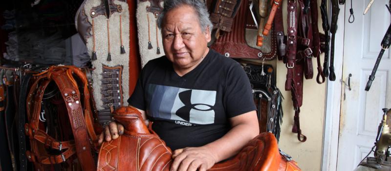 Pedro Naula, propietario de la Talabartería Los Andes, confecciona monturas y zamarros para los vaqueros.