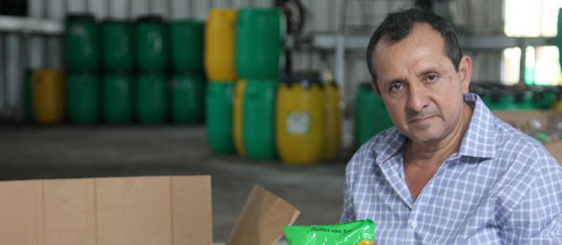 El manabita Cesar Álvarez es el propietario de una planta procesadora de chifles, llamada El Campeón. Foto: Juan Carlos Pérez para LÍDERES