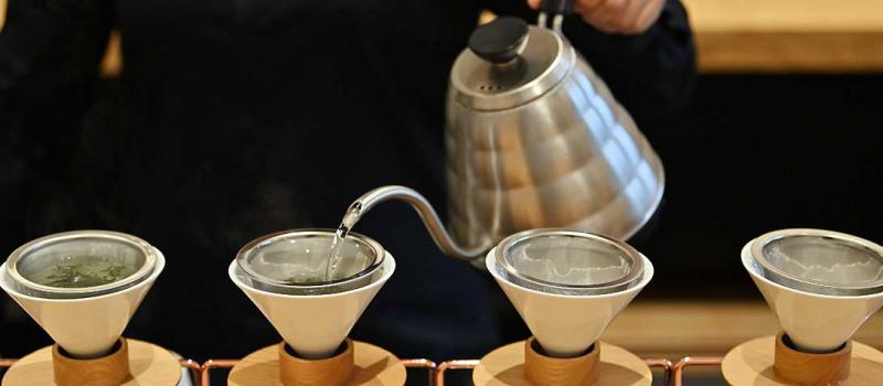 Helados, postres y otros productos se fabrican con té matcha en Japón.  Despierta curiosidad en los turistas. Foto: AFP