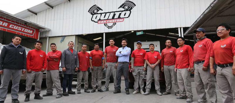 Parte del equipo de trabajo de Quito Car Custom en sus instalaciones, ubicadas en el norte de Quito. Foto: Vicente Costales / LÍDERES