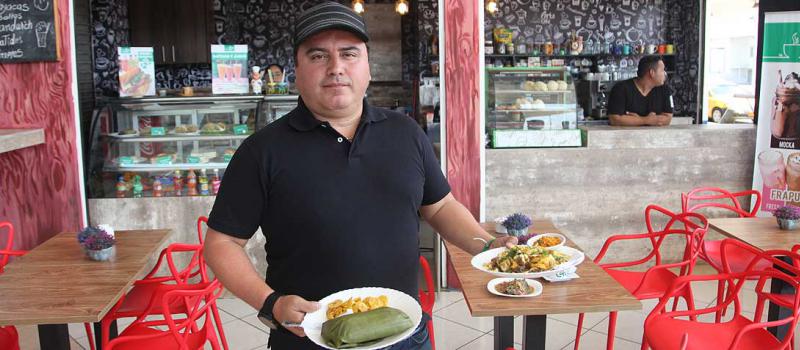 Maiko Rodríguez es el propietario del negocio Porto Café, ubicado en la terminal terrestre de Portoviejo. Foto: Juan Carlos Pérez para LÍDERES