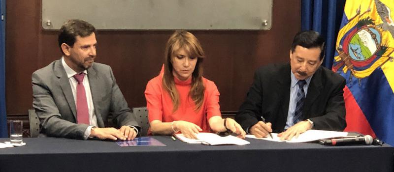 El Gobierno firmó un convenio de simplificación de trámites entre la Presidencia de la República del Ecuador, el Ministerio de Producción y la Alianza para el Emprendimiento e Innovación (AEI). Foto: Cortesía