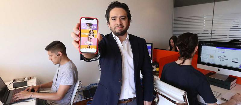 Diego Espín, fundador y CEO de Beautify, junto al equipo de desarrollo de esta ‘app’ ecuatoriana. Foto: Vicente Costales / LÍDERES