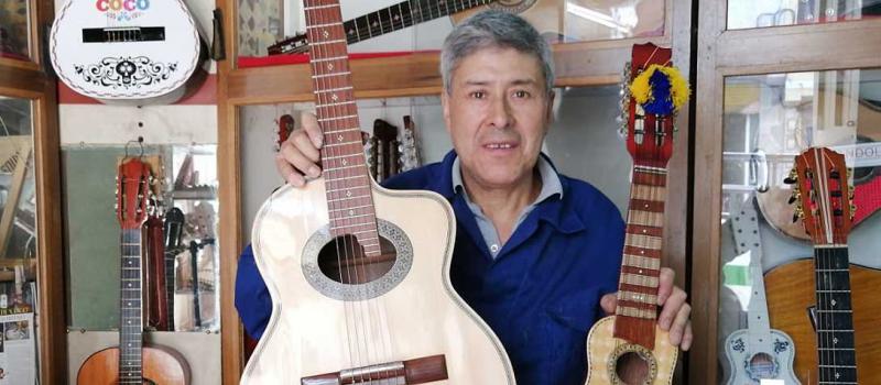 Carlos Barona, artesano, elabora guitarras, charangos, violines, bombos en su taller en Ambato. Foto: Modesto Moreta / LÍDERES