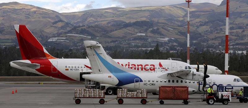 Dos aviones, de las aerolíneas Tame y Avianca, aparecen en la pista del aeropuerto Mariscal Sucre de Quito, la tarde del pasado miércoles 25 de septiembre. Foto: Patricio Terán / LÍDERES