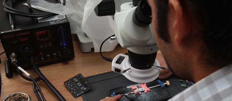 En un pequeño laboratorio, en el norte de Guayaquil, y con la ayuda de un microscopio y osciloscopio se sueldan partes y piezas importadas. Fotos: Enrique Pesantes / LÍDERES