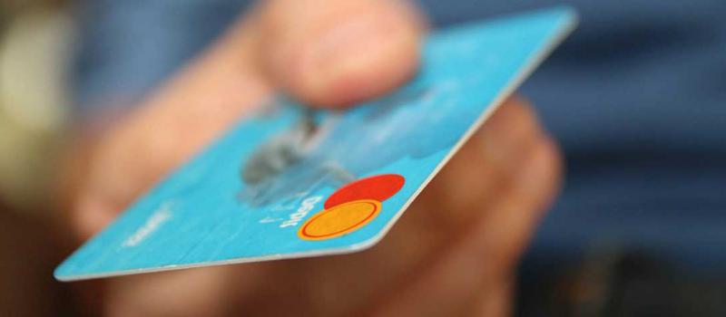 Según el artículo 50 de la Ley del Consumidor, el costo del producto o servicio que se paga con tarjeta de crédito debe ser el mismo que de contado. Foto: Pixnio