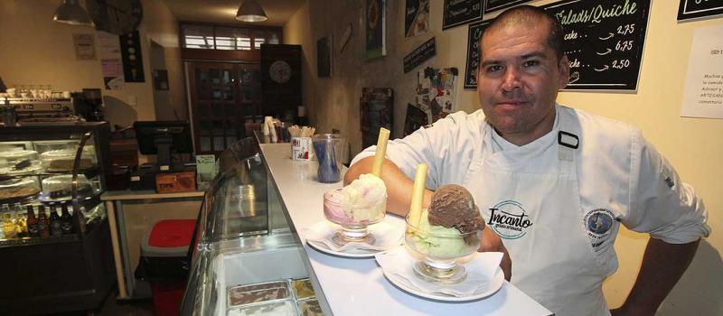 Santiago Baquero, gerente propietario del establecimiento, le gusta atender personalmente a los clientes. Foto: Álvaro Pineda para LÍDERES