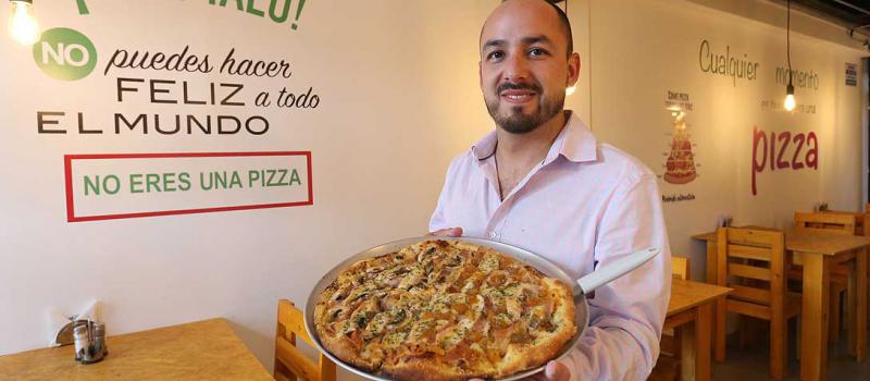 Andrés Coello es el dueño de Piacere Pizzería Artesanal, ubicado en el norte de Quito. Foto: Vicente Costales / LÍDERES