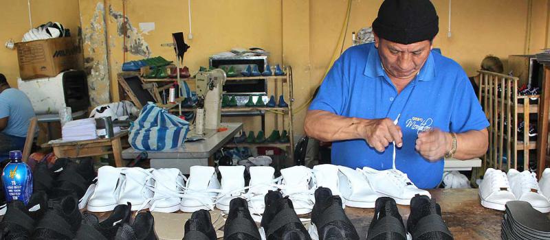 Los colaboradores de la empresa J&M Factory revisan  todos los detalles para que el calzado sea atractivo para los clientes de la firma. Fotos: Raúl Díaz para LÍDERES
