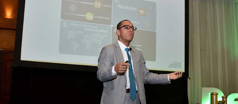 Frankin Murillo, representante de Social Progress Imperative, en la presentación del IPC en Quito.  Foto: cortesía Deloitte