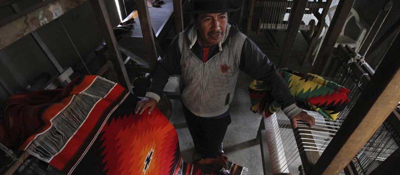 El artesano kichwa Luis Alberto Picuasi  ofrece estas artesanías al por mayor y menor. Los telares de madera son el puntal de su obraje. Foto: Álvaro Pineda para LÍDERES