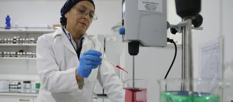 Producción de geles antibacteriales en la planta de Didelsa, en el norte de Quito. Este producto ha elevado su demanda por el coronavirus. Fotos: Diego Pallero y Vicente Costales / LÍDERES