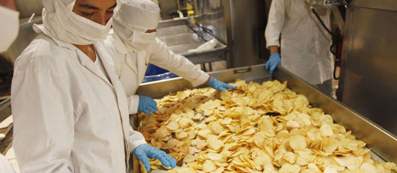 La planta de producción de Comlasa se encuentra en el sur de Quito, en el sector de La Ecuatoriana. Allí se elaboran los ‘snacks’ de cueritos. Foto: Galo Paguay / LÍDERES