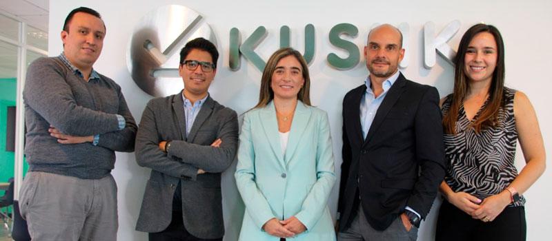 Daniela Espinosa, gerenta general de Kushki en Ecuador (centro),  junto a su equipo de trabajo