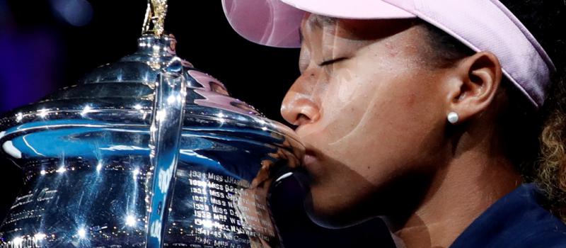 La japonesa Naomi Osaka besa el trofeo del Abierto de Australia después de ganar la final contra la checa Petra Kvitova, en el Melbourne Park, Melbourne, Australia. 26 de enero de 2019