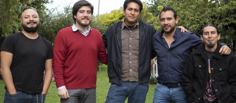 Ricardo Mancero, cofundador de la plataforma,  (segundo desde la derecha) junto a los desarrolladores.