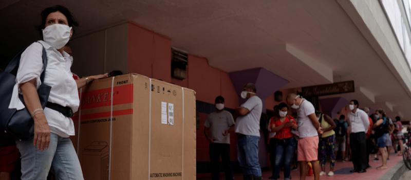Gente hace fila para retirar productos, algunos comprados en línea, en medio de las preocupaciones por la propagación del COVID-19, la enfermedad causada por el coronavirus, en el centro de La Habana, Cuba. 25 de mayo, 2020.