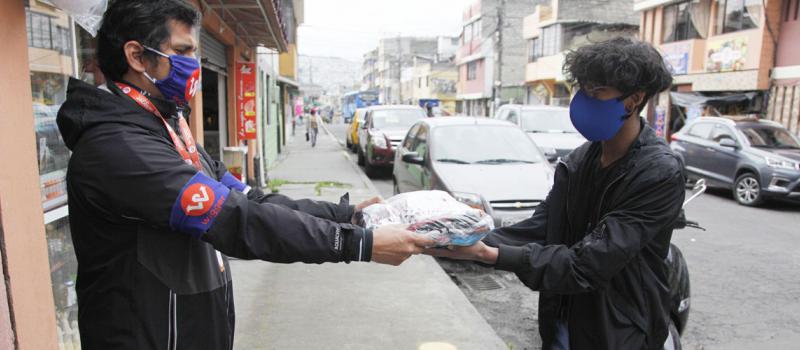 El pasado viernes el negocio Angry Carrot, en Quito, realizó una entrega utilizando la plataforma de Wigger. Es uno de los 180 negocios beneficiados. Fotos: Galo Paguay /  LÍDERES
