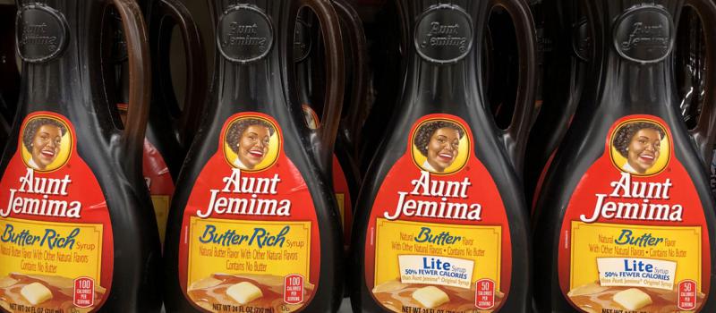 Botellas de Aunt Jemima pancake se exhiben en una estantería de San Anselmo, California., Estados Unidos. Foto: AFP