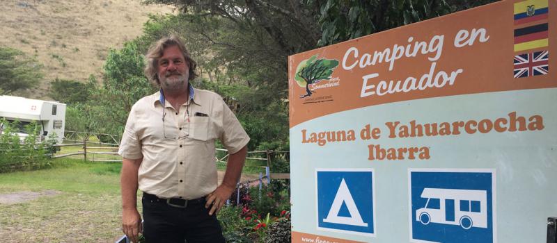 A Hans Schoetter le gusta atender personalmente a los viajeros en su propiedad  en  Yahuarcocha, en Ibarra. José Luis Rosales / LÍDERES