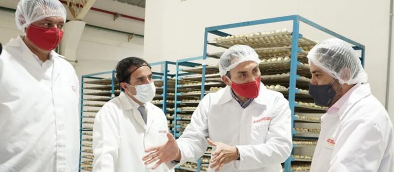 Edisson Garzón, CEO de Bioalimentar, explica los procesos que se cumplen en la planta de Andesfoods. Foto: Cortesía