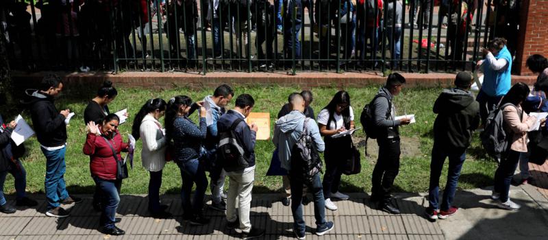 En Bogotá las personas hacen largas filas para entregar sus solicitudes de empleo en diferentes empresas de ese país. Foto: Luisa González / REUTERS