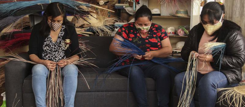 Las artesanas azuayas Ana Ramón, Ana Villa y Blanca Uyaguari se encargan del tejido con la paja toquilla y la costura. Foto: Xavier Caivinagua para LÍDERES