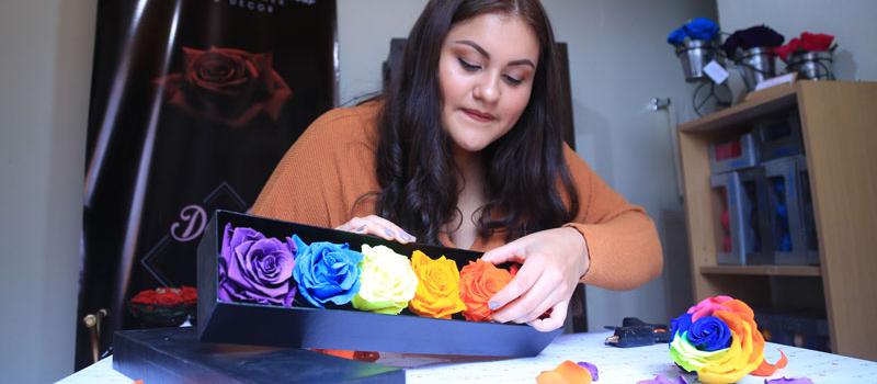 Nicole del Salto  arrancó con su negocio a los 17 años. Elabora decoraciones con flores preservadas para el mercado local y envíos hacia EE.UU. Foto: Diego Pallero / LÍDERES