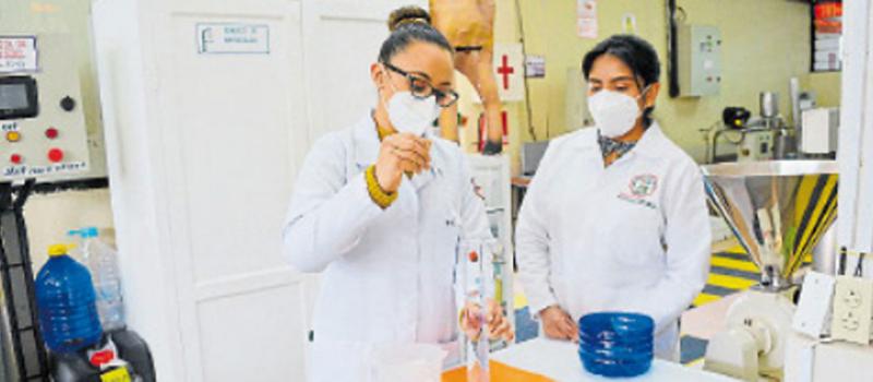 Un grupo de docentes de la Espoch transforma el alcohol etílico decomisado en un producto de gel sanitizante. Foto: Foto: Cristina Márquez/ LÍDERES
