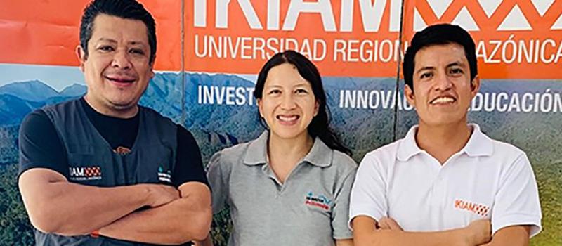 El equipo liderado por el docente investigador de Ikiam PhD. Miguel Herrera (izq.), Andrea Salgado y Miguel Quishpe. Foto: Foto cortesía de Ikiam